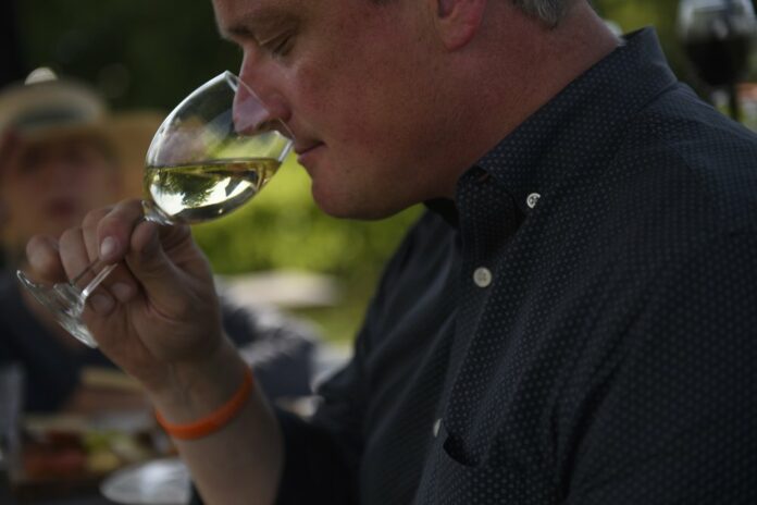 Quelle+Surprise+TABLE+Magazine (1) Man drinking Lake Erie wines