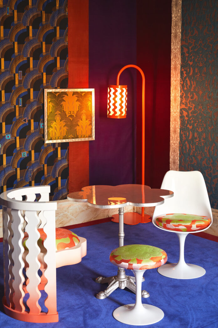 A deco styled room with a flower shaped dining table and three stool type chairs to show off a display at Paris Deco Off 2024.