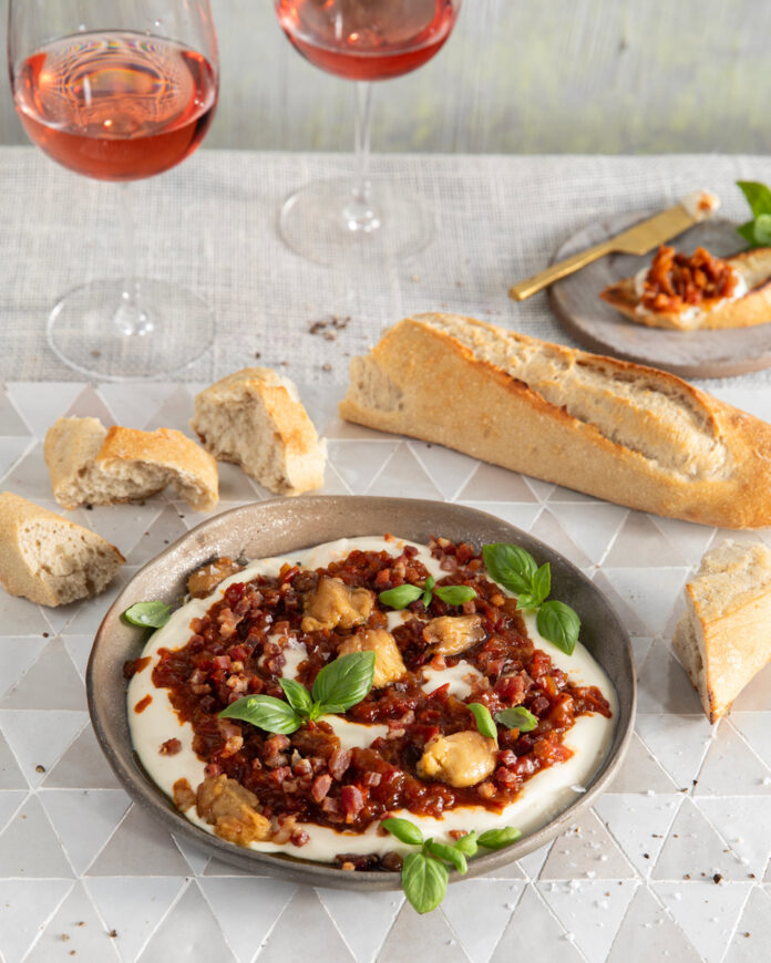 Mascarpone dip with tomato jam and crusty bread