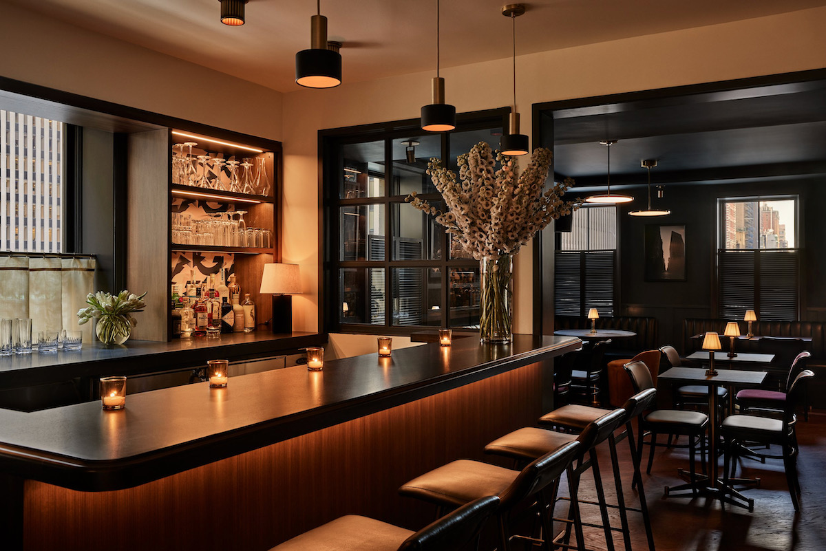 The interior of Pebble Bar, a swanky bar in NeW York