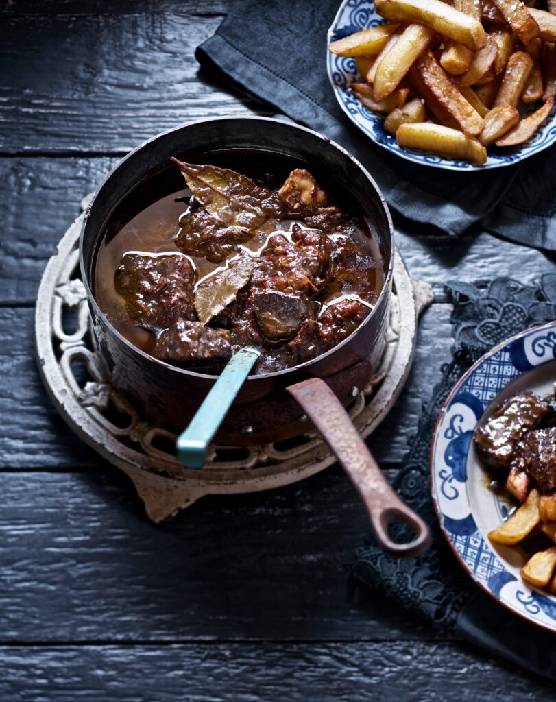 A pan of beef stew with beer and applestroop.